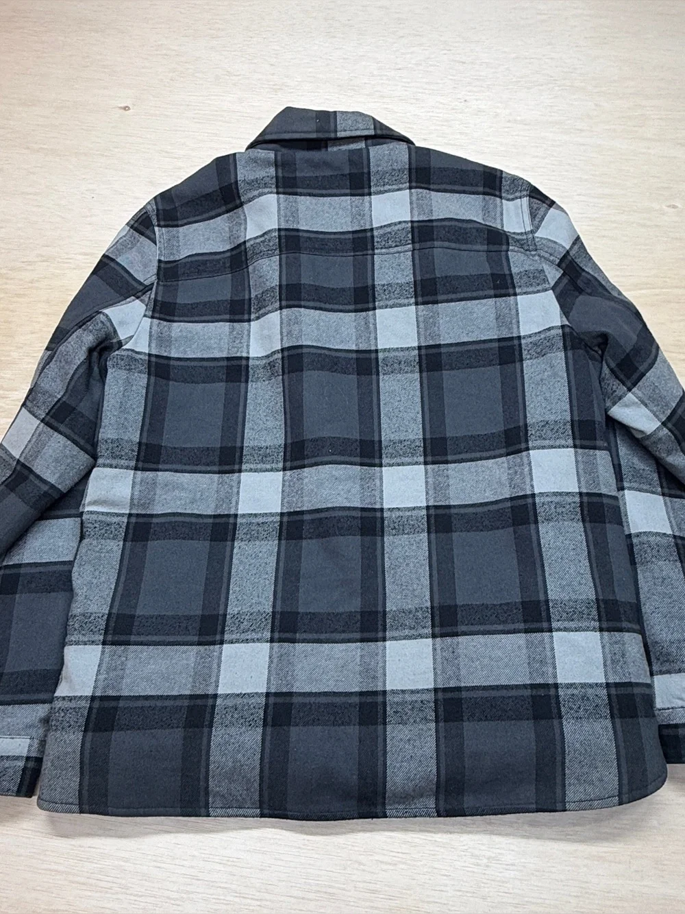 Levi's Men's Size M Quilted Lined Flannel Shirt Jacket Gray Black Plaid Shacket - Picture 4 of 10